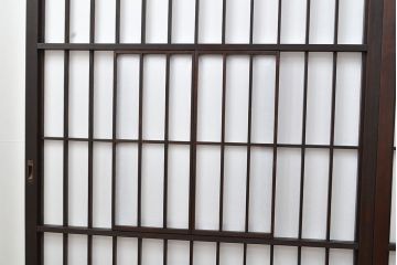 上手物の障子戸4枚をリペア&カスタム!設置場所に合わせてリサイズ。ガラスはクリアガラスへ入れ替え。障子はプラスチック障子に張り替え。濃い茶色で着色し仕上げ。(引き戸、建具)