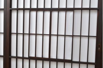 上手物の障子戸4枚をリペア&カスタム!設置場所に合わせてリサイズ。ガラスはクリアガラスへ入れ替え。障子はプラスチック障子に張り替え。濃い茶色で着色し仕上げ。(引き戸、建具)