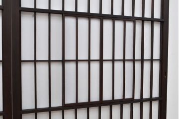 上手物の障子戸4枚をリペア&カスタム!設置場所に合わせてリサイズ。ガラスはクリアガラスへ入れ替え。障子はプラスチック障子に張り替え。濃い茶色で着色し仕上げ。(引き戸、建具)