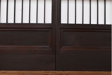 上手物の障子戸4枚をリペア&カスタム!設置場所に合わせてリサイズ。ガラスはクリアガラスへ入れ替え。障子はプラスチック障子に張り替え。濃い茶色で着色し仕上げ。(引き戸、建具)