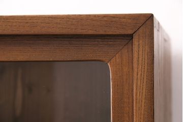 昭和初期の戸棚をリペア&カスタム!板戸をガラス戸に変更。可動式の棚板を設置。黄味がかった茶色に着色し仕上げ。(収納棚、カップボード、食器棚、キャビネット)