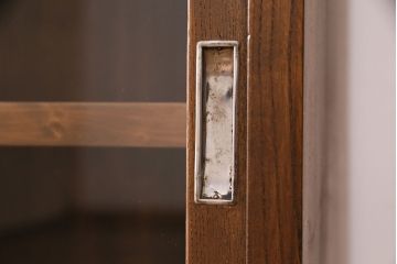 昭和初期の戸棚をリペア&カスタム!板戸をガラス戸に変更。可動式の棚板を設置。黄味がかった茶色に着色し仕上げ。(収納棚、カップボード、食器棚、キャビネット)
