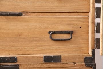 明治期の重ね箪笥の見た目を変えずに綺麗にリペア!ストリップド(剥離)加工済み商品の可動部の調整を行い、ワックス仕上げ。(時代箪笥、収納箪笥、桐箪笥、桐たんす)