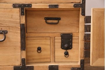明治期の重ね箪笥の見た目を変えずに綺麗にリペア!ストリップド(剥離)加工済み商品の可動部の調整を行い、ワックス仕上げ。(時代箪笥、収納箪笥、桐箪笥、桐たんす)