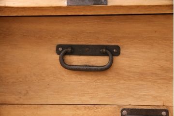 明治期の重ね箪笥の見た目を変えずに綺麗にリペア!ストリップド(剥離)加工済み商品の可動部の調整を行い、ワックス仕上げ。(時代箪笥、収納箪笥、桐箪笥、桐たんす)
