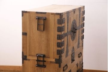 明治期の重ね箪笥の見た目を変えずに綺麗にリペア!ストリップド(剥離)加工済み商品の可動部の調整を行い、ワックス仕上げ。(時代箪笥、収納箪笥、桐箪笥、桐たんす)