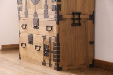 明治期の重ね箪笥の見た目を変えずに綺麗にリペア!ストリップド(剥離)加工済み商品の可動部の調整を行い、ワックス仕上げ。(時代箪笥、収納箪笥、桐箪笥、桐たんす)