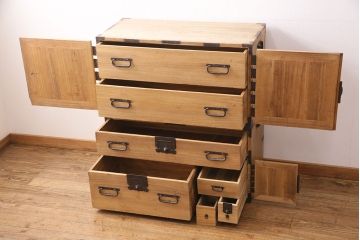 明治期の重ね箪笥の見た目を変えずに綺麗にリペア!ストリップド(剥離)加工済み商品の可動部の調整を行い、ワックス仕上げ。(時代箪笥、収納箪笥、桐箪笥、桐たんす)