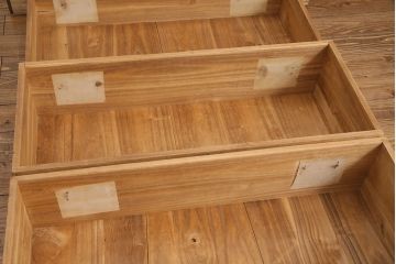 明治期の重ね箪笥の見た目を変えずに綺麗にリペア!ストリップド(剥離)加工済み商品の可動部の調整を行い、ワックス仕上げ。(時代箪笥、収納箪笥、桐箪笥、桐たんす)