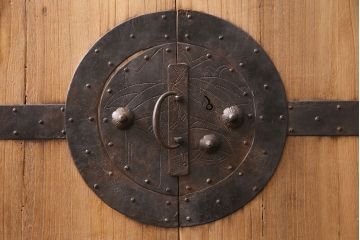 明治期の重ね箪笥の見た目を変えずに綺麗にリペア!ストリップド(剥離)加工済み商品の可動部の調整を行い、ワックス仕上げ。(時代箪笥、収納箪笥、桐箪笥、桐たんす)