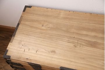 明治期の重ね箪笥の見た目を変えずに綺麗にリペア!ストリップド(剥離)加工済み商品の可動部の調整を行い、ワックス仕上げ。(時代箪笥、収納箪笥、桐箪笥、桐たんす)