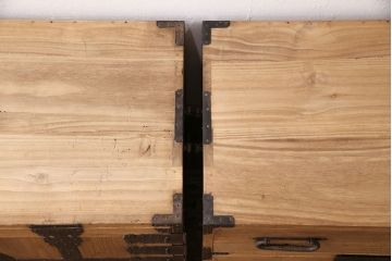 明治期の重ね箪笥の見た目を変えずに綺麗にリペア!ストリップド(剥離)加工済み商品の可動部の調整を行い、ワックス仕上げ。(時代箪笥、収納箪笥、桐箪笥、桐たんす)