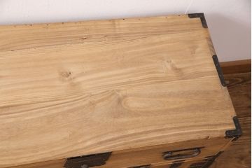 明治期の重ね箪笥の見た目を変えずに綺麗にリペア!ストリップド(剥離)加工済み商品の可動部の調整を行い、ワックス仕上げ。(時代箪笥、収納箪笥、桐箪笥、桐たんす)