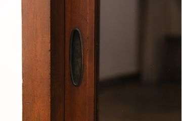戸棚をリペア&カスタム!可動部の調整を行い、ガラスをクリアガラスへ入れ替え。(収納棚、キャビネット、サイドボード)