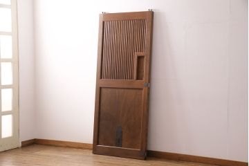 昭和初期の蔵戸をリペア&カスタム!設置場所に合わせてリサイズ。格子裏にクリアガラスを組み入れ。濃い茶色で着色し仕上げ。(玄関戸、建具)