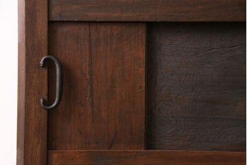 明治期の蔵戸をリペア&カスタム!設置場所に合わせてリサイズし、ドアにリメイク。時代箪笥の引手、アクリル製の家紋を取り付け。外部用塗装で仕上げ。(玄関戸、建具、玄関ドア)