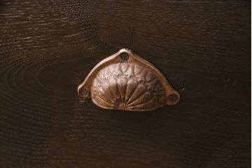 アンティークの収納棚をリペア&カスタム!可動部の調整を行い、傷んだ木部の交換。濃い茶色で着色し仕上げ。(戸棚、キャビネット、食器棚、サイドボード)
