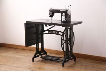 補助テーブル付きミシンテーブルをリペア&カスタム!オーク材の天板を取り付け。ミシンを支える専用金具の取り付け、配線穴開け加工。本体はマットブラック、ロゴはシルバーにペイントし仕上げ。(ミシン台)
