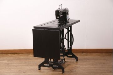 補助テーブル付きミシンテーブルをリペア&カスタム!オーク材の天板を取り付け。ミシンを支える専用金具の取り付け、配線穴開け加工。本体はマットブラック、ロゴはシルバーにペイントし仕上げ。(ミシン台)