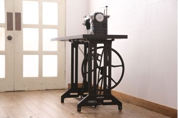 補助テーブル付きミシンテーブルをリペア&カスタム!オーク材の天板を取り付け。ミシンを支える専用金具の取り付け、配線穴開け加工。本体はマットブラック、ロゴはシルバーにペイントし仕上げ。(ミシン台)