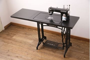 補助テーブル付きミシンテーブルをリペア&カスタム!オーク材の天板を取り付け。ミシンを支える専用金具の取り付け、配線穴開け加工。本体はマットブラック、ロゴはシルバーにペイントし仕上げ。(ミシン台)