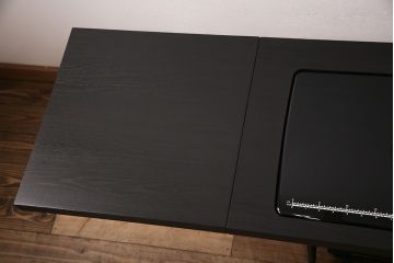 補助テーブル付きミシンテーブルをリペア&カスタム!オーク材の天板を取り付け。ミシンを支える専用金具の取り付け、配線穴開け加工。本体はマットブラック、ロゴはシルバーにペイントし仕上げ。(ミシン台)