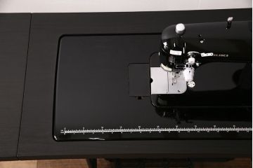 補助テーブル付きミシンテーブルをリペア&カスタム!オーク材の天板を取り付け。ミシンを支える専用金具の取り付け、配線穴開け加工。本体はマットブラック、ロゴはシルバーにペイントし仕上げ。(ミシン台)