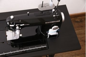 補助テーブル付きミシンテーブルをリペア&カスタム!オーク材の天板を取り付け。ミシンを支える専用金具の取り付け、配線穴開け加工。本体はマットブラック、ロゴはシルバーにペイントし仕上げ。(ミシン台)