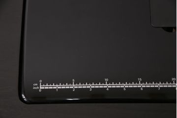 補助テーブル付きミシンテーブルをリペア&カスタム!オーク材の天板を取り付け。ミシンを支える専用金具の取り付け、配線穴開け加工。本体はマットブラック、ロゴはシルバーにペイントし仕上げ。(ミシン台)
