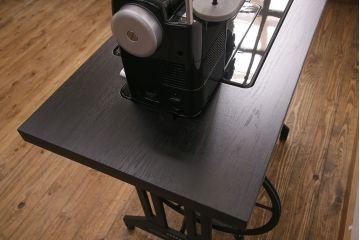 補助テーブル付きミシンテーブルをリペア&カスタム!オーク材の天板を取り付け。ミシンを支える専用金具の取り付け、配線穴開け加工。本体はマットブラック、ロゴはシルバーにペイントし仕上げ。(ミシン台)