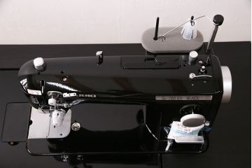 補助テーブル付きミシンテーブルをリペア&カスタム!オーク材の天板を取り付け。ミシンを支える専用金具の取り付け、配線穴開け加工。本体はマットブラック、ロゴはシルバーにペイントし仕上げ。(ミシン台)