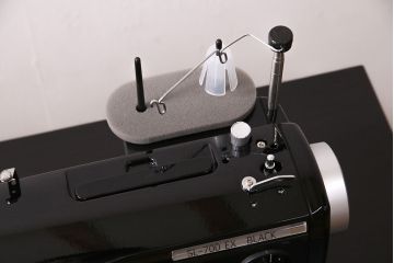 補助テーブル付きミシンテーブルをリペア&カスタム!オーク材の天板を取り付け。ミシンを支える専用金具の取り付け、配線穴開け加工。本体はマットブラック、ロゴはシルバーにペイントし仕上げ。(ミシン台)