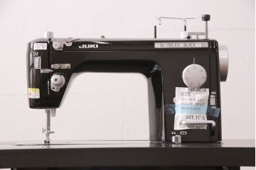 補助テーブル付きミシンテーブルをリペア&カスタム!オーク材の天板を取り付け。ミシンを支える専用金具の取り付け、配線穴開け加工。本体はマットブラック、ロゴはシルバーにペイントし仕上げ。(ミシン台)