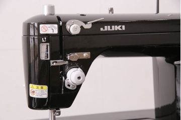 補助テーブル付きミシンテーブルをリペア&カスタム!オーク材の天板を取り付け。ミシンを支える専用金具の取り付け、配線穴開け加工。本体はマットブラック、ロゴはシルバーにペイントし仕上げ。(ミシン台)