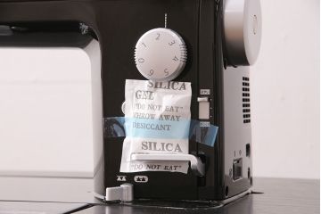 補助テーブル付きミシンテーブルをリペア&カスタム!オーク材の天板を取り付け。ミシンを支える専用金具の取り付け、配線穴開け加工。本体はマットブラック、ロゴはシルバーにペイントし仕上げ。(ミシン台)