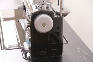 補助テーブル付きミシンテーブルをリペア&カスタム!オーク材の天板を取り付け。ミシンを支える専用金具の取り付け、配線穴開け加工。本体はマットブラック、ロゴはシルバーにペイントし仕上げ。(ミシン台)
