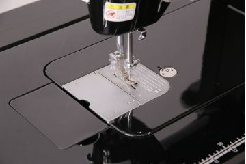 補助テーブル付きミシンテーブルをリペア&カスタム!オーク材の天板を取り付け。ミシンを支える専用金具の取り付け、配線穴開け加工。本体はマットブラック、ロゴはシルバーにペイントし仕上げ。(ミシン台)