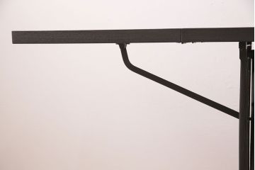 補助テーブル付きミシンテーブルをリペア&カスタム!オーク材の天板を取り付け。ミシンを支える専用金具の取り付け、配線穴開け加工。本体はマットブラック、ロゴはシルバーにペイントし仕上げ。(ミシン台)