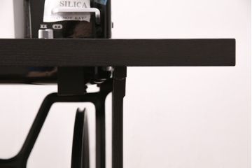 補助テーブル付きミシンテーブルをリペア&カスタム!オーク材の天板を取り付け。ミシンを支える専用金具の取り付け、配線穴開け加工。本体はマットブラック、ロゴはシルバーにペイントし仕上げ。(ミシン台)