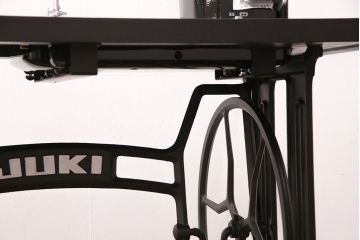 補助テーブル付きミシンテーブルをリペア&カスタム!オーク材の天板を取り付け。ミシンを支える専用金具の取り付け、配線穴開け加工。本体はマットブラック、ロゴはシルバーにペイントし仕上げ。(ミシン台)