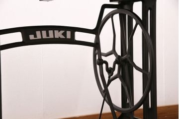 補助テーブル付きミシンテーブルをリペア&カスタム!オーク材の天板を取り付け。ミシンを支える専用金具の取り付け、配線穴開け加工。本体はマットブラック、ロゴはシルバーにペイントし仕上げ。(ミシン台)