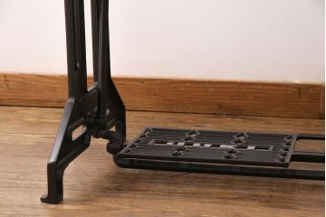 補助テーブル付きミシンテーブルをリペア&カスタム!オーク材の天板を取り付け。ミシンを支える専用金具の取り付け、配線穴開け加工。本体はマットブラック、ロゴはシルバーにペイントし仕上げ。(ミシン台)