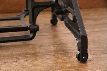 補助テーブル付きミシンテーブルをリペア&カスタム!オーク材の天板を取り付け。ミシンを支える専用金具の取り付け、配線穴開け加工。本体はマットブラック、ロゴはシルバーにペイントし仕上げ。(ミシン台)