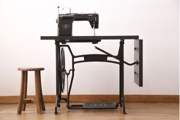 補助テーブル付きミシンテーブルをリペア&カスタム!オーク材の天板を取り付け。ミシンを支える専用金具の取り付け、配線穴開け加工。本体はマットブラック、ロゴはシルバーにペイントし仕上げ。(ミシン台)