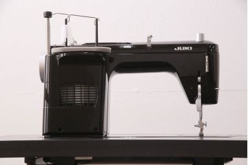 補助テーブル付きミシンテーブルをリペア&カスタム!オーク材の天板を取り付け。ミシンを支える専用金具の取り付け、配線穴開け加工。本体はマットブラック、ロゴはシルバーにペイントし仕上げ。(ミシン台)