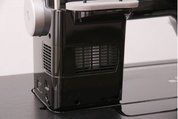 補助テーブル付きミシンテーブルをリペア&カスタム!オーク材の天板を取り付け。ミシンを支える専用金具の取り付け、配線穴開け加工。本体はマットブラック、ロゴはシルバーにペイントし仕上げ。(ミシン台)