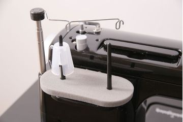 補助テーブル付きミシンテーブルをリペア&カスタム!オーク材の天板を取り付け。ミシンを支える専用金具の取り付け、配線穴開け加工。本体はマットブラック、ロゴはシルバーにペイントし仕上げ。(ミシン台)