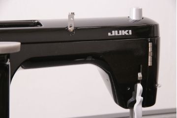 補助テーブル付きミシンテーブルをリペア&カスタム!オーク材の天板を取り付け。ミシンを支える専用金具の取り付け、配線穴開け加工。本体はマットブラック、ロゴはシルバーにペイントし仕上げ。(ミシン台)