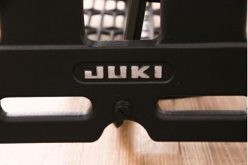 補助テーブル付きミシンテーブルをリペア&カスタム!オーク材の天板を取り付け。ミシンを支える専用金具の取り付け、配線穴開け加工。本体はマットブラック、ロゴはシルバーにペイントし仕上げ。(ミシン台)