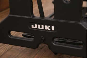 補助テーブル付きミシンテーブルをリペア&カスタム!オーク材の天板を取り付け。ミシンを支える専用金具の取り付け、配線穴開け加工。本体はマットブラック、ロゴはシルバーにペイントし仕上げ。(ミシン台)